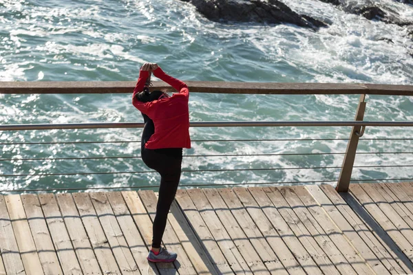 Sportig Fitness Kvinna Löpare Stretching Benen Strandpromenaden — Stockfoto