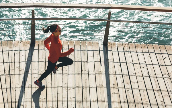 Sportliche Fitness Läuferin Läuft Auf Strandpromenade — Stockfoto