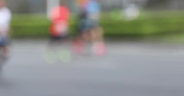 马拉松运动员在城市道路上跑步的模糊观 — 图库视频影像
