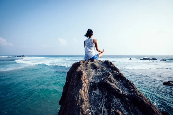 Jovem Mulher Roupas Brancas Meditando Borda Penhasco Beira Mar — Fotografia de Stock