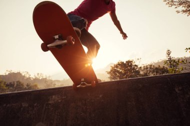 Kaykaycı skatepark kaykay kadeh kırpılmış