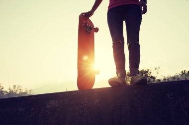 Kaykaycı skatepark kaykay kadeh kırpılmış