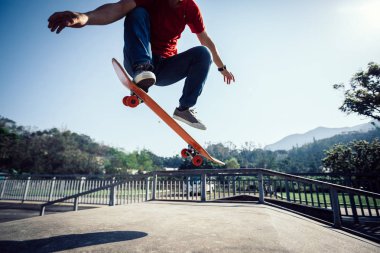 Kaykaycı skatepark kaykay kadeh kırpılmış