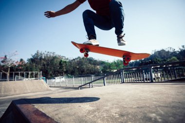 Kaykaycı skatepark kaykay kadeh kırpılmış