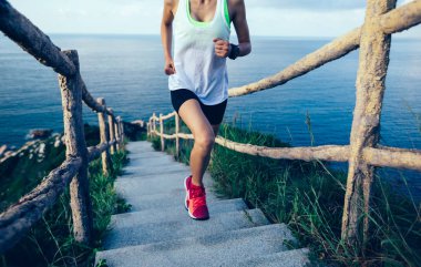 Sporcumuz sahil dağ merdivenlerde koşma