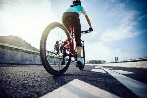 Mujer Ciclista Montando Bicicleta Montaña Carretera — Foto de Stock