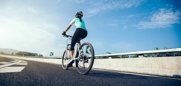 Mujer Ciclista Montando Bicicleta Montaña Carretera — Foto de Stock