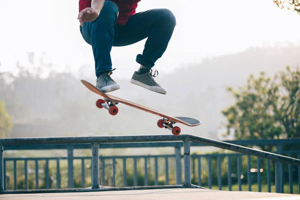 Bijgesneden Schot Van Skateboarder Skateboarden Skatepark — Stockfoto