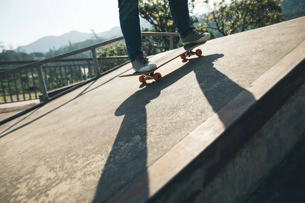 Oříznout Záběr Skateboardista Skateboardingu Skatepark — Stock fotografie