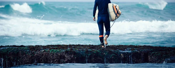 Surferin Geht Mit Surfbrett Zum Surfen — Stockfoto