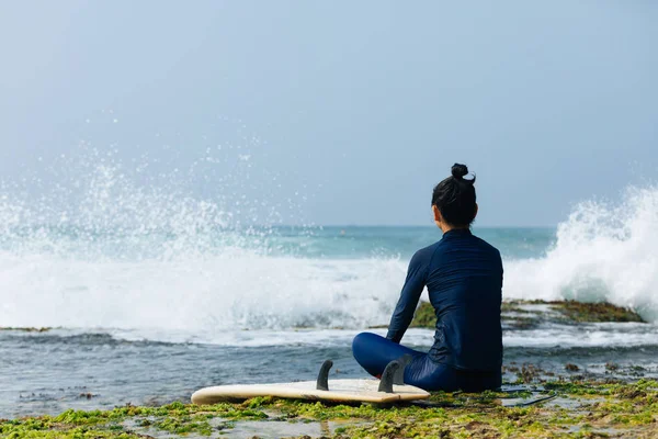 Surfer Kobieta Siedzi Rafie Patrząc Fale — Zdjęcie stockowe