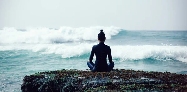 Mujer Del Yoga Meditando Borde Del Acantilado Frente Las Fuertes —  Fotos de Stock