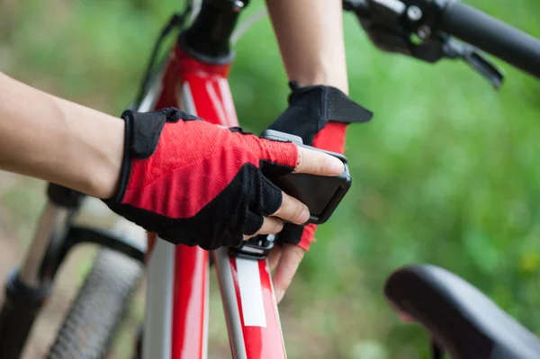 Mãos Montagem Câmera Ação Bicicleta Montanha — Fotografia de Stock