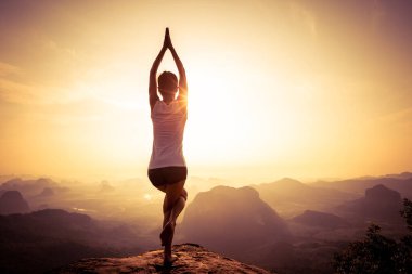 Genç fitness yoga kadın gündoğumu dağ tepe üzerinde meditasyon