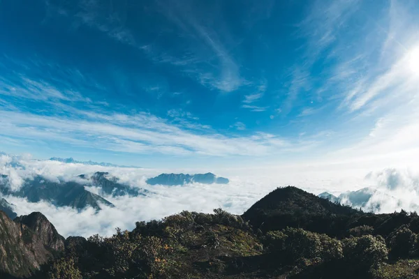 高い土地の山の峰の美しい風景 — ストック写真
