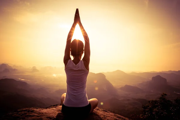 Joven Fitness Yoga Mujer Meditando Salida Del Sol Montaña Pico —  Fotos de Stock