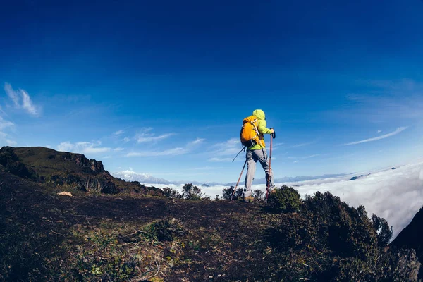 Mujer Joven Excursionista Pico Montaña Frente Las Montañas Congeladas —  Fotos de Stock