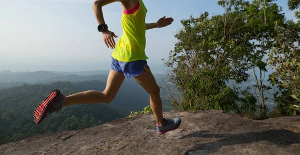 山頂で実行されている若い女性 — ストック写真