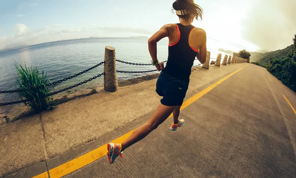 Mujer Fitness Corriendo Por Sendero Costero Por Mañana —  Fotos de Stock