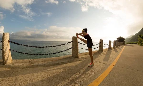 Γυμναστήριο Δρομέας Γυναίκα Τεντώνοντας Πόδια Πριν Από Τρέξιμο Στην Παραλία — Φωτογραφία Αρχείου