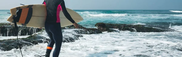 Vrouw Surfer Met Surfboard Mossy Kust Coacral Riffen — Stockfoto