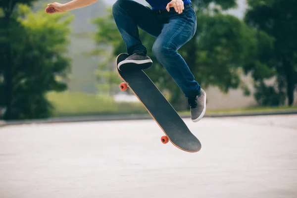 屋外スケート ボードのスケートボーダーのショットをトリミング — ストック写真