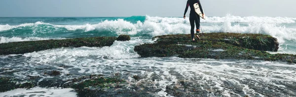 Vrouw Surfer Lopen Met Surfboard Mossy Koraalriffen — Stockfoto