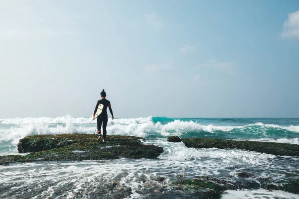 Γυναίκα Surfer Περπάτημα Σανίδα Του Σερφ Ποώδη Κοραλλιογενείς Υφάλους — Φωτογραφία Αρχείου