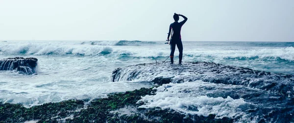 Vrouw Surfer Met Surfboard Mossy Koraalriffen — Stockfoto