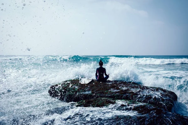 Vrouw Surfer Meditatie Aan Rand Van Zee Koraal Rif Kijkend — Stockfoto