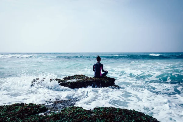 Mulher Meditando Borda Penhasco Croal Beira Mar Frente Para Ondas — Fotografia de Stock