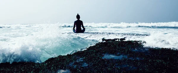 Vrouw Beoefenen Van Yoga Aan Rand Van Badplaats Coral Cliff — Stockfoto