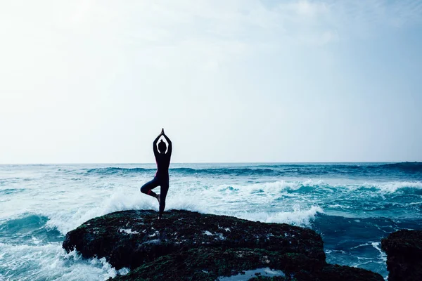 Donna Che Pratica Yoga Bordo Della Scogliera Corallo Sul Mare — Foto Stock