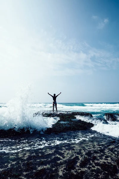 Mulher Animadora Com Braços Estendidos Recife Coral Musgoso Beira Mar — Fotografia de Stock