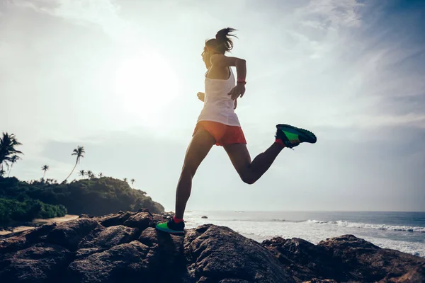Junge Fitness Trail Läuferin Läuft Auf Felsigen Berggipfel Meer — Stockfoto
