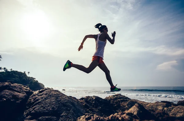 Pelari Wanita Fitness Berlari Puncak Gunung Berbatu Pantai — Stok Foto