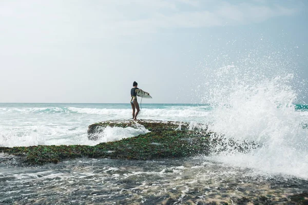 Frau Surft Mit Surfbrett Auf Bemoosten Korallenriffen Meer — Stockfoto