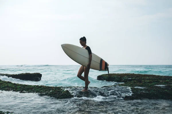 Vrouw Surfer Lopen Met Surfboard Mossy Koraalriffen — Stockfoto