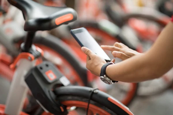 Mains Utilisant Smartphone Pour Numériser Code Vélo Partagé Ville — Photo