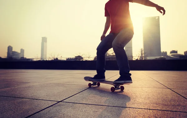 Skateboarder Skateboarding Sunrise City — Stock Photo, Image