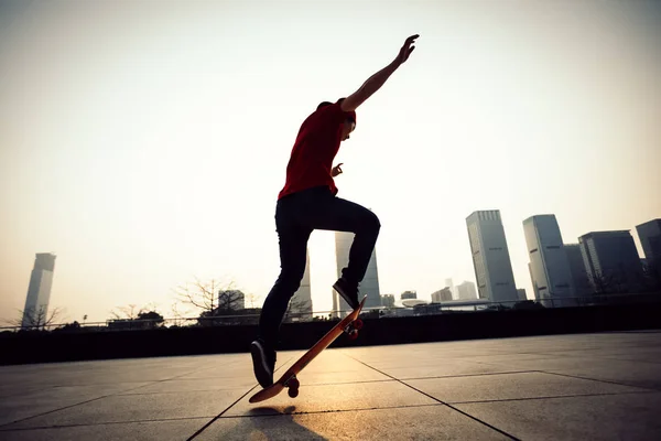 Skateboarder Patinaje Ciudad Del Amanecer — Foto de Stock