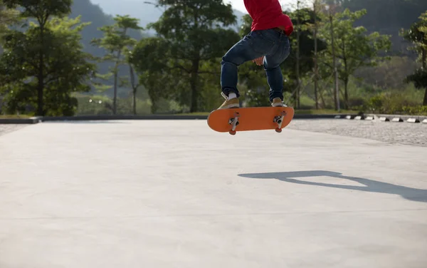 Bijgesneden Schot Van Skateboarder Skateboarden Buitenshuis — Stockfoto