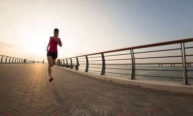 Deniz kenarında çalıştıran runner atlet. Egzersiz kavramı.