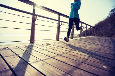 Sağlıklı yaşam konsepti, ahşap tahta gündoğumu sahil üzerinde çalışan kadın