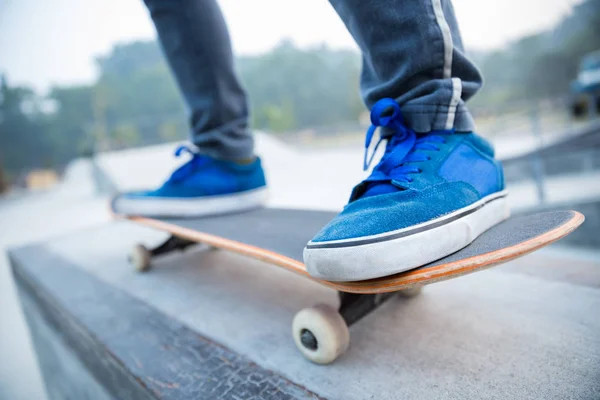 Skateboarden Benen Rijden Skateboard Skatepark — Stockfoto