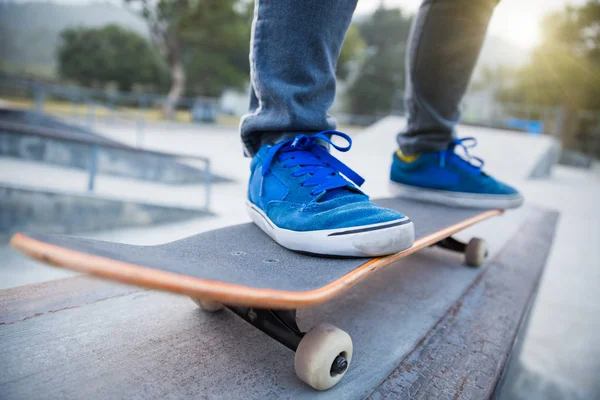 Skateboarding Legs Riding Skateboard Skatepark — Stock Photo, Image