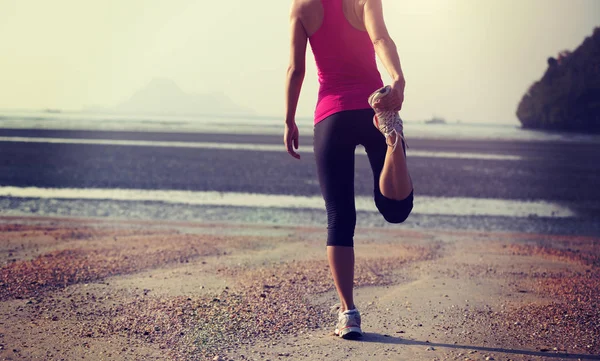 Hälsosam Livsstil Kvinna Stretching Benen Stranden — Stockfoto