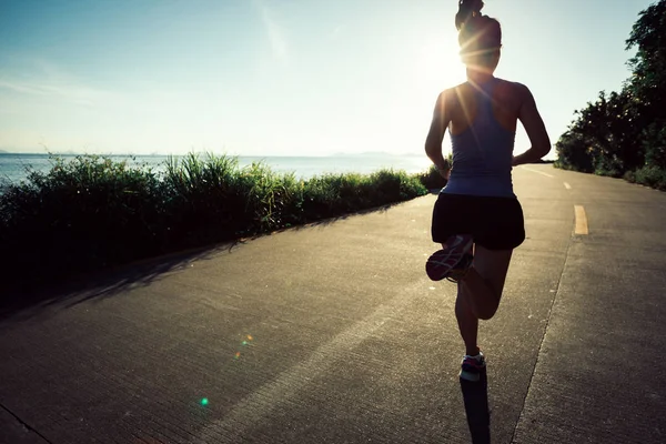 Fitness Vrouw Draait Zee Trail Ochtend — Stockfoto