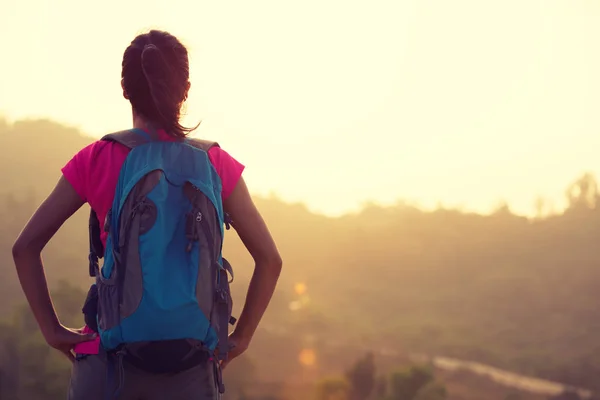 Mujer Joven Excursionista Disfrutando Vista Amanecer Pico Montaña —  Fotos de Stock