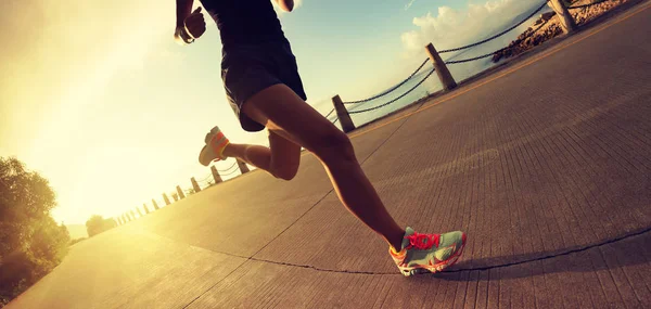 Mujer Fitness Corriendo Por Sendero Costero Por Mañana — Foto de Stock